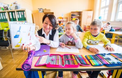 Unterricht fern der ukrainischen Heimat - In der Grundschule Bernsbach unterrichtet Elena Bueva die Kinder aus der Ukraine. Neben ihr sitzen Sofia Gerashchenko und Maxim Polischyk. 