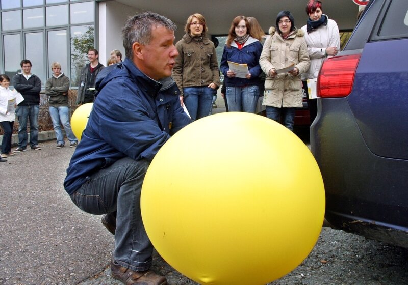 Unterricht mal ganz anders: Schüler reden über laute Autos - 
              <p class="artikelinhalt">So viel Abgas schleudert ein Auto pro Minute in die Luft: Uwe Dilßner beim praktischen Unterricht mit Schülern des Zschopauer Gymnasiums. Dilßner hat einen Luftballon an den Auspuff seines Autos gehängt. </p>
            
