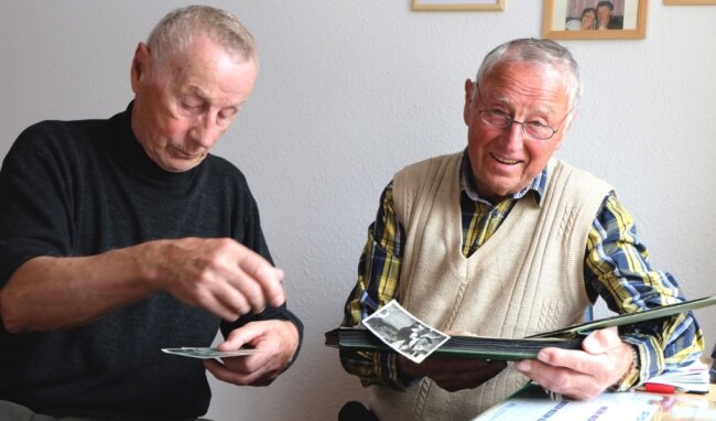 Peter und Hans Gebauer (von links) fühlen sich durch die aktuellen Schulschließungen an ihre eigene Kindheit erinnert. Zwischen 1945 und 1950 wurden die Brüder daheim von ihrem Vater unterrichtet. 