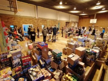 Hunderte Menschen brachten am Mittwoch Spendengüter in eine Zwickauer Turnhalle. Ein  großer Teil dieser Güter wurde am Abend verpackt und am frühen Donnerstag auf den Weg in die Ukraine geschickt. 