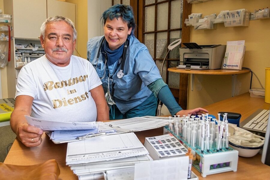 Arbeiten bis über das Rentenalter hinaus ist für Hausärzte in strukturschwachen Regionen wie dem Erzgebirge keine Seltenheit. Gert und Sandra Schröder aus Pockau-Lengefeld haben rund 2800 Patienten zu versorgen. 
