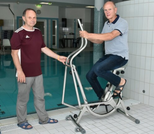 Unterwasser-Training: Klinik in Bad Elster testet Erfindung - Ingenieur Bernd Rudat (rechts) und Uwe Beyer, Sporttherapeut in der Dekimed-Klinik, ergänzen sich. "Die besten Ideen kommen immer noch von unseren Kunden", sagt der Tüftler. 