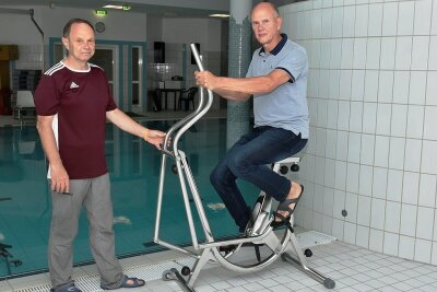 Unterwasser-Training: Klinik testet neues Gerät aus Plauen - Ingenieur Bernd Rudat (rechts) und Uwe Beyer, Sporttherapeut in der Dekimed-Klinik, ergänzen sich. "Die besten Ideen kommen immer noch von unseren Kunden", sagt der Tüftler.