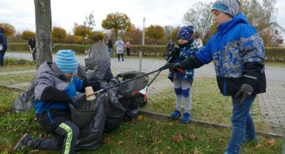 Unterwegs für Umwelt und Teamgeist - Mehr als zehn volle Müllsäcke kamen bei der Umweltaktion des Jugendclubs zusammen. 