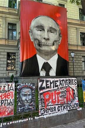 Ein riesiger Totenkopf, der Putin sehr ähnlich sieht, dominiert in Riga die Fassade des gegenüber der russischen Botschaft liegenden Museums für Medizingeschichte. 
