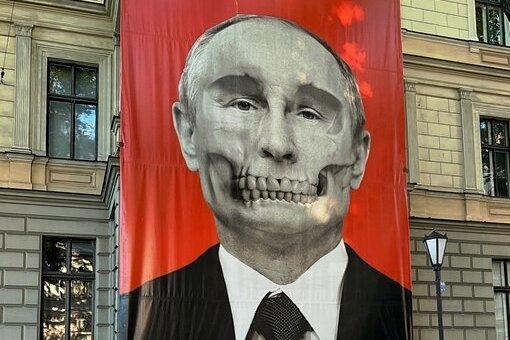 Ein riesiger Totenkopf, der Putin sehr ähnlich sieht, dominiert in Riga die Fassade des gegenüber der russischen Botschaft liegenden Museums für Medizingeschichte. 