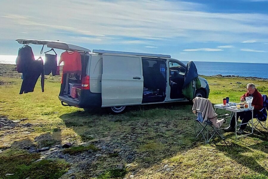 Unterwegs im hohen Norden: Pausaer Ehepaar campt in Skandinavien mit dem Firmentransporter - Der Firmen-Vito am östlichsten Ende Norwegens: an der Barentssee auf der Varangerhalbinsel. 