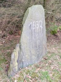 Unterwegs im Quellgebiet der Zwönitz - An den Amtshauptmann Friedrich Türck erinnert dieser Stein.