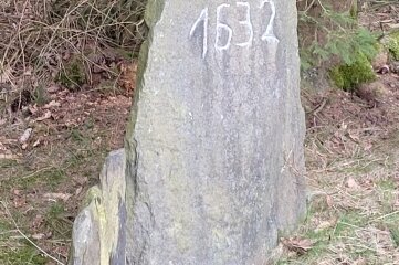 Unterwegs im Quellgebiet der Zwönitz - An den Amtshauptmann Friedrich Türck erinnert dieser Stein.