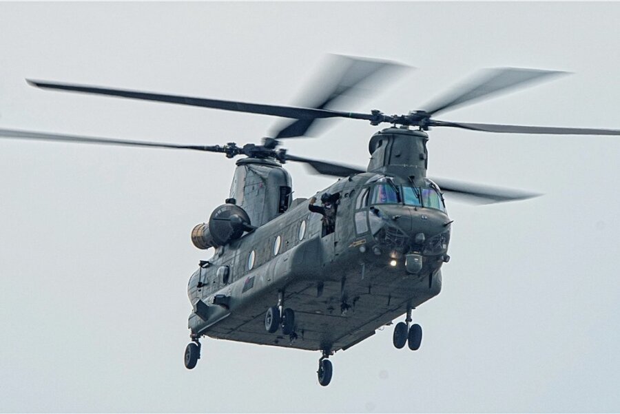 Unterwegs in Richtung Dresden: Militärhubschrauber fliegen erneut übers Erzgebirge - Ein CH-47 Chinook der British Royal Airforce.