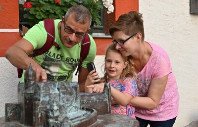 Unterwegs mit dem Audioguide: Was Schlösser und Burgen rund um Rochlitz bieten - Die sechsjährige Lucy hat mit ihren Eltern Lars und Melanie Seyferth den Audioguide auf Schloss Rochsburg getestet. Die Familie kommt aus dem brandenburgischen Seelow.