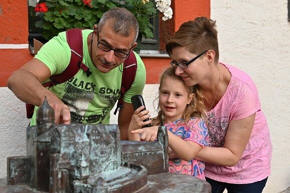 Die sechsjährige Lucy hat mit ihren Eltern Lars und Melanie Seyferth den Audioguide auf Schloss Rochsburg getestet. Die Familie kommt aus dem brandenburgischen Seelow.