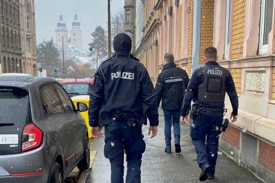 Unterwegs mit den Corona-Kontrolleuren in Plauen - Gemeinsam mit der Polizei sind Mitarbeiter des Kreisordnungsamtes täglich im Einsatz, um die Einhaltung der Corona-Notfall-Verordnung zu überprüfen.