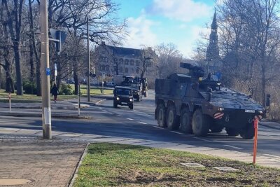 Unterwegs zu Übung: Bundeswehr-Panzerfahrzeuge rollen durch Zwickau - 