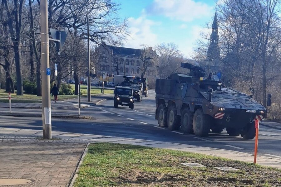 Unterwegs zu Übung: Bundeswehr-Panzerfahrzeuge rollen durch Zwickau