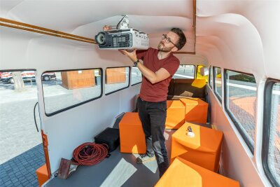 Unterwegs zwischen Auerbach und Reichenbach: Diese Filme hat der Inselkino-Bus im Gepäck - Matthias Ditscherlein vom Inselkino-Verein geht mit seinem orangenen Bus auf Sommertour.