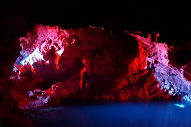 Unterwelt lockt seit 25 Jahren Besucher - Eine besondere Attraktion in der Grube Tannenberg ist der unterirdische See, der durch den Abbau des Zinnerzes entstand - und für Besucher mit verschiedenen Farben beleuchtet werden kann.