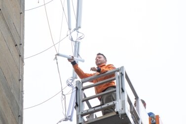 Unwetter: Behebung der Schäden läuft - Lucien Tunger begann am Montag am Plauener Rathausturm mit der Reparatur der LED-Beleuchtung. Das Lichtnetz war gehörig durcheinander gewirbelt worden. 