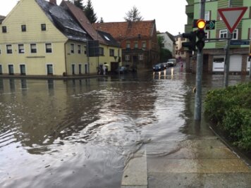 Unwetter: Blitzeinschläge und überflutete Straßen - Auf der Mittweidaer Kreuzung Waldheimer/Zimmerstraße stand am Mittwochnachmittag das Regenwasser zentimeterhoch.