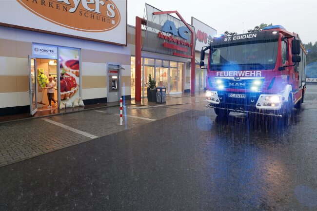 Unwetter Entlädt Sich über Dem Landkreis Zwickau: Mehr Als 100 Einsätze ...