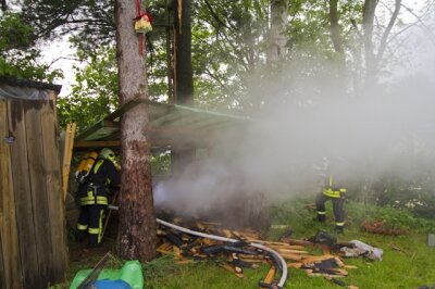 In Bärenstein stand nach einen Blitzeinschlag ein Holzstapel in Flammen.