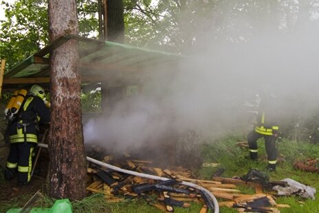 In Bärenstein stand nach einen Blitzeinschlag ein Holzstapel in Flammen.