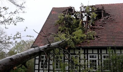 Unwetter in der Nacht: Passanten verletzt, Züge verspätet - Ein Baum hat im Kreis Steinfurt (Nordrhein-Westfalen) infolge des Sturms das Dach eines Fachwerkhauses schwer beschädigt.
