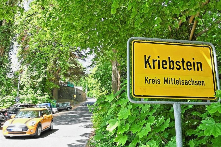 Unwetter in Mittelsachsen: Burgberg Kriebstein zeitweise blockiert - Der Burgberg in Kriebstein musste nach dem Unwetter vom Schlamm befreit werden.