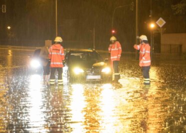 Unwetter in Mittelsachsen überflutet Straßen und Baugrube - In der Leipziger Straße in Freiberg musste die Feuerwehr einem BMW-Fahrer helfen. 