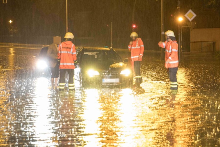 Unwetter in Mittelsachsen überflutet Straßen und Baugrube - In der Leipziger Straße in Freiberg musste die Feuerwehr einem BMW-Fahrer helfen. 