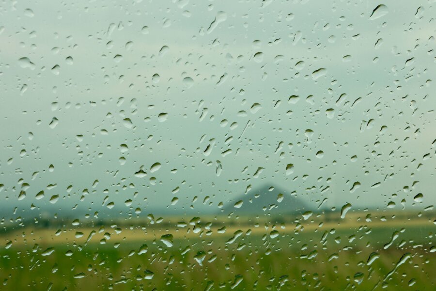 Unwetter in Sachsen, Sachsen-Anhalt und Thüringen beruhigt - Leichter Regen zieht am frühen Morgen bei Allstedt nahe einer Abraumhalde.