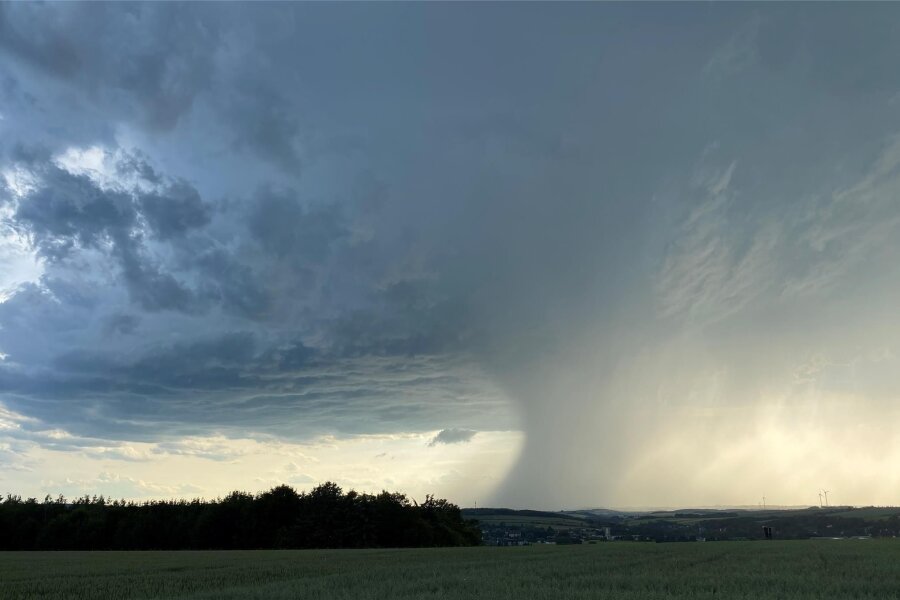 Unwetter in Sachsen: Wetterdienst warnt vor Gewitter, Starkregen und Sturm - Am Dienstagabend wird es ungemütlich in Sachsen. Hier eine Gewitterzelle über Westsachsen.