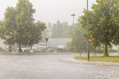 Unwetter in Sachsen: Wetterdienst warnt vor Gewitter, Starkregen und Sturm - Es kam zu Starkregen und Hagel mit Korngröße um 1 Zentimeter.