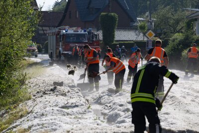 Unwetter in Teilen Deutschlands - Fanzonen betroffen - Innerhalb einer Viertelstunde überfluteten teils vier Zentimeter große Hagelkörner Straßen in Hildburghausen in Thüringen.