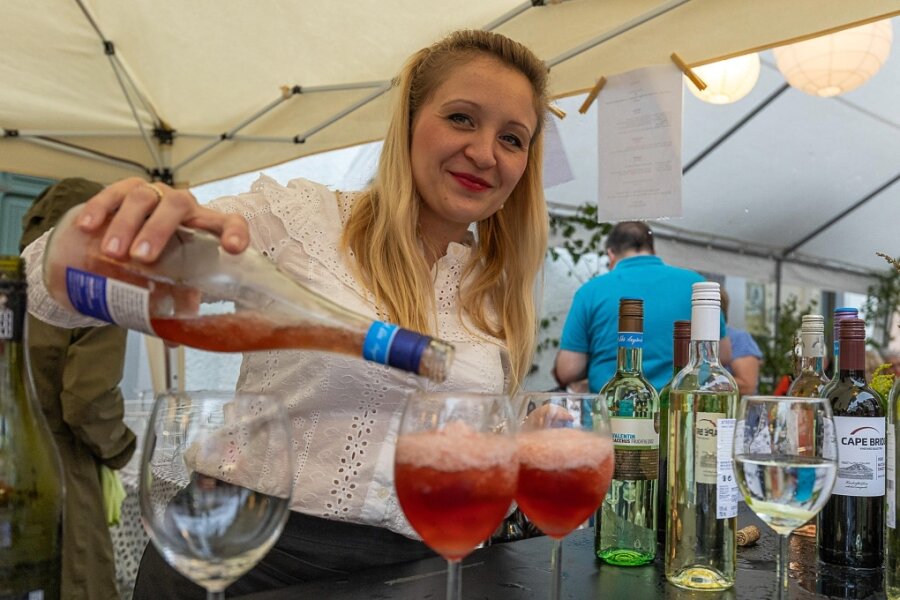 Unwetter kann Weinliebhaber nicht erschüttern - Andrea Jahnsmüller sorgte beim Weinfest auf der Schlossstraße für gut gefüllte Gläser.