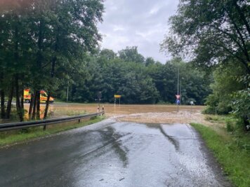 Unwetter: Land unter im oberen Vogtland - Die B 173 in Plauen musste wegen Überflutung teils voll gesperrt werden.