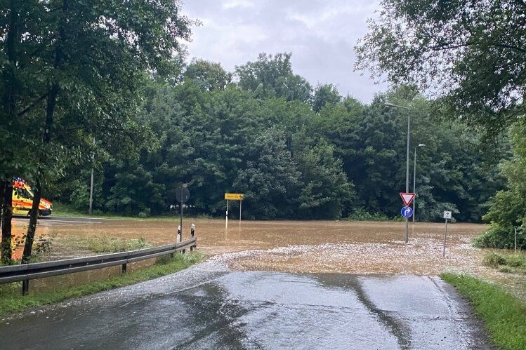 Unwetter: Land unter im oberen Vogtland - Die B 173 in Plauen musste wegen Überflutung teils voll gesperrt werden.
