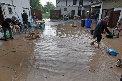 Unwetter-Opfer in Glauchau lassen nicht locker - Anfang Juni war er Hof von Familie Thiel in Gesau überflutet.