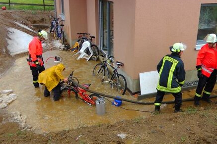 Unwetter rund um Annaberg-Buchholz - Nach einem heftigen Gewitter setzte eine Sturzflut in Königswalde den Keller eines Einfamilienhauses unter Wasser.