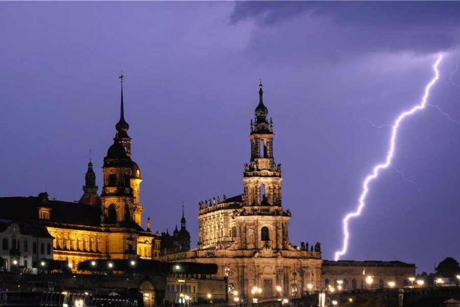 Unwetter: Sachsen kommt allem Anschein nach glimpflich davon - Wie hier in Dresden machten Blitze im Sekundentakt vielerorts die Nacht in Sachsen von Donnerstag zum Freitag zum Tag. 