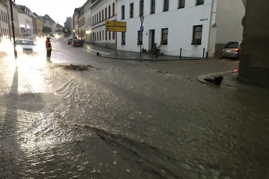 Auf der B171 in Zöblitz kam es streckenweise zu heftigen Überschwemmungen. 