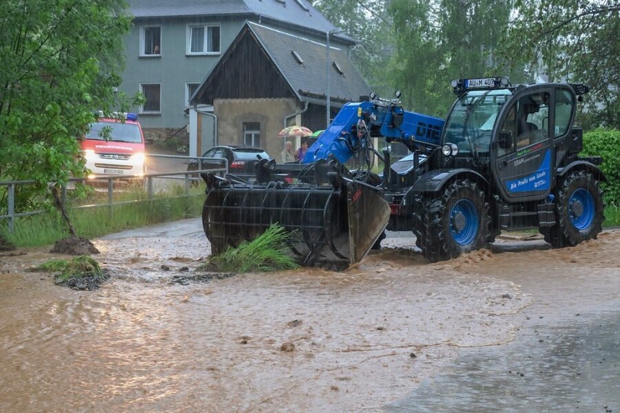 Unwetter: Starkregen geht über Schneeberg nieder - Um das Wasser abfließen zu lassen, wurde im Schneeberger Ortsteil Lindenau ein Durchlauf zum Bach errichtet. 
