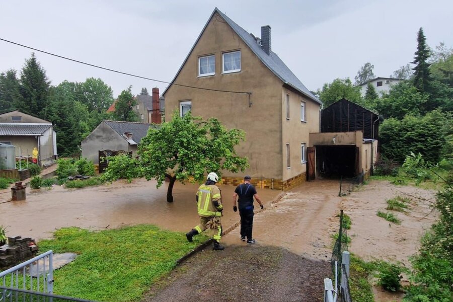 Unwetter über Penig und Rochlitz: Feuerwehren kämpfen gegen Überflutungen - Überflutungen durch Starkregen auch in der Region Penig: So sah es am Samstagnachmittag im Bereich der Lochmühle aus.