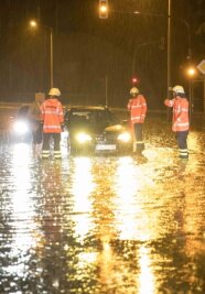 Unwetter überflutet Straßen und Baugrube - In der Leipziger Straße in Freiberg musste die Feuerwehr einem BMW helfen. 