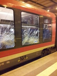 Unwetter wüten in Chemnitz und Mittelsachsen - Zwei Triebwagen der Erzgebirgsbahn wurden bei einer Kollision mit auf den Gleisen liegenden Bäumen stark beschädigt.