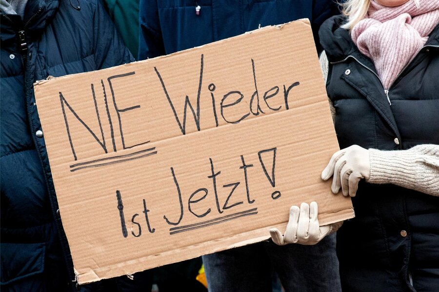 Unwürdiger Streit um das Demokratiegesetz - Teilnehmer einer Demonstration gegen Rechtsextremismus mit einem Plakat.