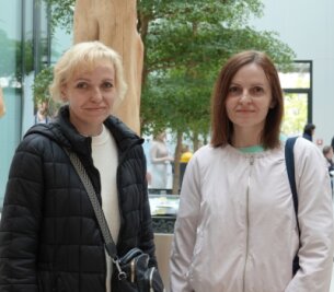 Unzureichende Vernetzung bremst Ukrainehilfe aus - Nataliia Belska (links) und Valentyna Koskova möchten in Zwickau bleiben und Arbeit finden. Doch erst einmal steht den Frauen der Gang zu Behörden bevor. 