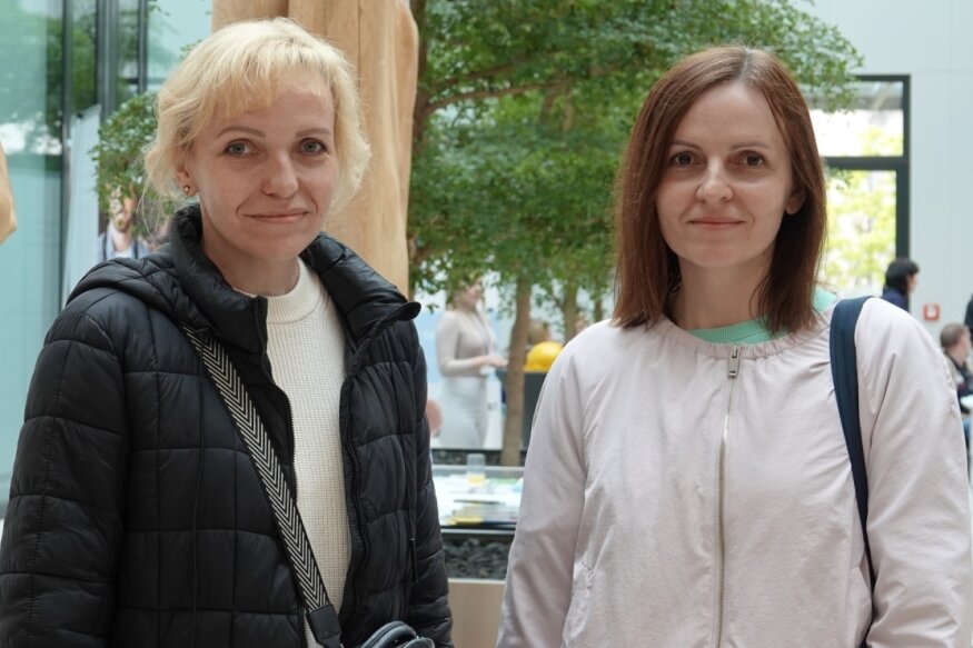 Nataliia Belska (links) und Valentyna Koskova möchten in Zwickau bleiben und Arbeit finden. Doch erst einmal steht den Frauen der Gang zu Behörden bevor. 