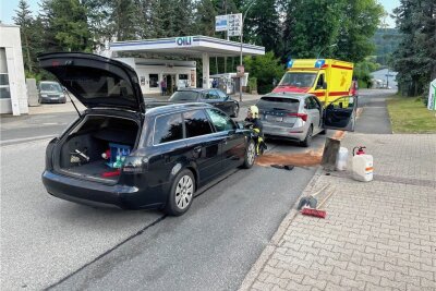 Update: Audi fährt auf Skoda: 22.000 Euro Schaden auf der B101 in Lauter - Der Unfall ereignete sich in Höhe einer Tankstelle.