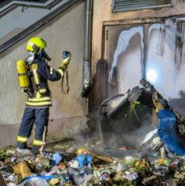Update: Auto in Schneeberg in Flammen - Polizei geht von Brandstiftung aus - Am Morgen des 4. Oktobers begann die Brandserie in Schneeberg. An einem Gebäude an der Bruno-Dost-Straße nahe der Karl-Liebknecht-Straße war ein Müllcontainer in Feuer geraten.